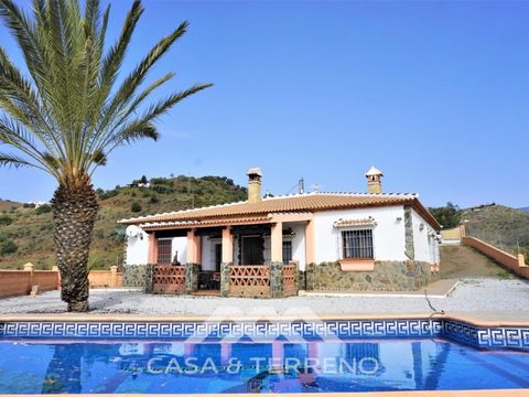 We present this wonderful, recently refurbished villa situated in Sayalonga, with views of the Mediterranean Sea. It is an ideal property to have long and short-term rentals, as well as main residence, due to its privacy. It has a big plot of 8015 m2...