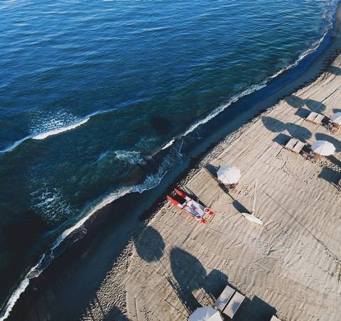 Strandresort in Forte dei Marmi, Gegend von Ponente, von 54 Metern vor dem Meer mit der Möglichkeit, einen Swimmingpool zu schaffen. Stark von den Marmoren, deren Geschichte im Laufe der Zeit zu der der italienischen Tracht geworden ist, begannen die...
