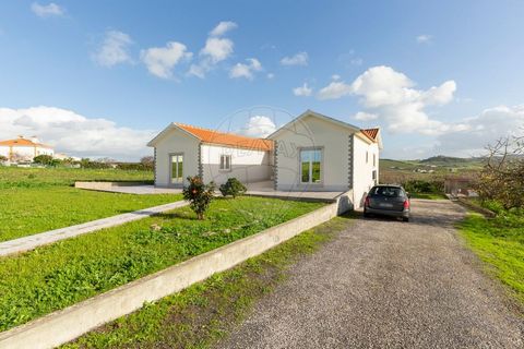 Modern 4 bedroom villa in nature, Torres Vedras On a plot of land of 1,800 m2, the villa is a true oasis that benefits from the serenity of the countryside environment with the mills of Bordinheira and is only 50 minutes from Lisbon. It is less than ...