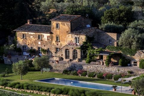 Charming 285 sqm historic villa near Cortona, with a total of 4 bedrooms, 5 bathrooms, 1.4 ha land and a splendid 16 X 4 swimming pool. At a short distance from the romantic hamlet of Cortona, we find for sale this charming historic villa recently re...