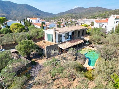 This villa with swimming pool in Cadaqués, built using the highest quality materials, stands majestically in the heart of the charming village of Cadaqués, in the Alt Empordà region of the Costa Brava. Just a stone's throw from the beach, this genero...