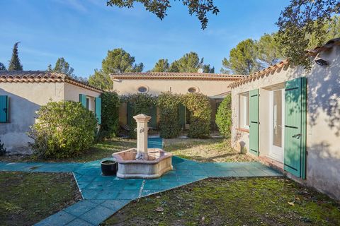 In the heights of Aix-en-Provence on the sought-after Montaiguet hill in a preserved nature, this single-storey property extending over 270 m2 around a central patio with fountain, large and double reception, 5 bedrooms, 3 of which are en suite with ...
