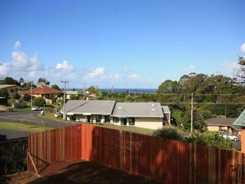 4 BED, 2 BATH & 1 CAR. 698 m2 block * 9 mtr (3 storey) height allowance - subject to approvals . Built in the 70s. * Duplex build possible subject to approvals * Renovated in 2013 with polished timber floors & timber benchtops in kitchen. Working fir...