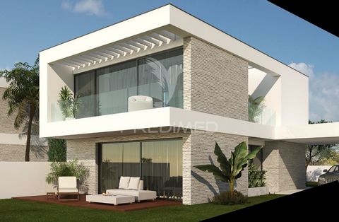 This villa of modern architecture with very generous areas, with three suites and domotic system is set in a plot of 380m2 with a gross construction area of 225.70m2 spread over 2 floors. The property is under construction and the expected completion...