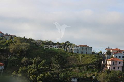   Solar in São Jorge, built in stone, with 318m2, divided by 2 floors, With great potential, finds in this Northern Zone of Madeira a magnificent Solar to recover, implanted in a land with an area of 4,870 m2. According to the (PDM)Municipal Master P...