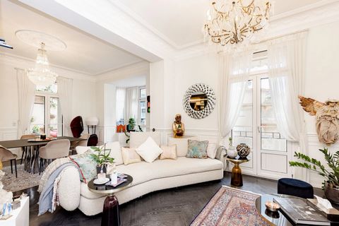 Luxuriously renovated and decorated is this magnificent Art Deco apartment with beautiful high ceilings. Situated in an old style building with an authentic elevator. All the common parts are newly renovated using high quality materials. A concierge ...