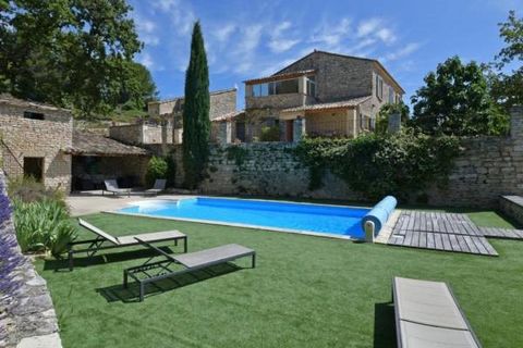 On the hillside between the villages of Gordes and Murs, charming renovated farmhouse facing south, with independent apartment, swimming pool and guest house. A small access path leads to a parking area to the north of the buildings. You enter the ma...