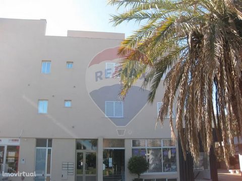 Excellent investment to monetize in central area. Semi renovated building with 6 apartments, with independent use and 5 shops, in the best possible location in Vilamoura. Book your visit now.   Excellent investment to monetize in the central area. Se...
