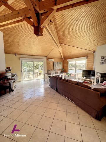 Kommen Sie und entdecken Sie dieses charmante Holzrahmenhaus von 85 m2 im Herzen seines Gartens von 1300 m2, in einer ruhigen Umgebung, in der Nähe der Hauptstraßen. Es besteht aus einem Eingang, einer separaten Küche, einem großen Wohnzimmer von 40 ...