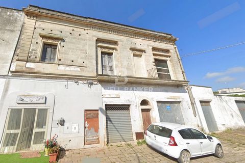 SOLETO - LECCE - SALENTO In Soleto, a few steps from the historic center, we offer for sale a large building of approximately 180 sqm on the first floor with private roof terrace. The property, currently registered under the cadastral category 