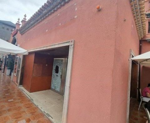 Commercial premises for sale located in the town of Puerto de la Cruz, Santa Cruz de Tenerife. It is a 215 m² premises made up of 2 registered properties physically joined, distributed in various rooms, with direct and independent access from the str...