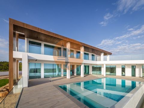 This incredibly well-designed three-storey villa is a unique opportunity to own something that sits peacefully nestled in the picturesque hills of the Eastern Algarve. Located in the same place that Jack Nicklaus himself fell in love with. His Signat...