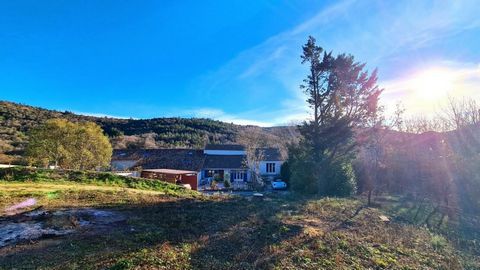 Hamlet without shops located at 10 minutes from Saint-Pons de Thomieres, 15 minutes from Saint-Chinian and 50 minutes from the beach ! Set of two stones habitations comprising a main house offering 135 m2 (2 bedrooms, a living room with open kitchen,...