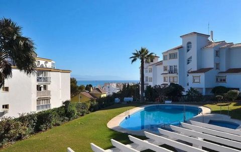 Fabulous Townhouse with 5 bedrooms and 3 bathrooms in Montemar, Torremolinos. Property in good condition with Southeast orientation. It has 184 m2 built. 5 m2 terrace. Bright main room with dining room and wood-burning fireplace. Separate kitchen wit...