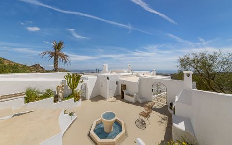 This secluded country estate with endless space and sea views combines charm and ecology. The beautiful estate of Cortijo El Albaricoque is located in the heart of a protected nature. The house is a traditional farmhouse or cortijo of 290 square mete...
