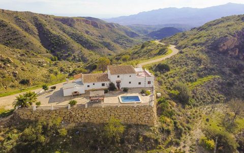 This singular cortijo with infinite views is in a nature reserve in the mountains of Bedar. This thoroughly renovated farmhouse stands on a 4.123 square meter plot. It offers astonishing views of the exquisite mountainous landscape, the village of Mo...