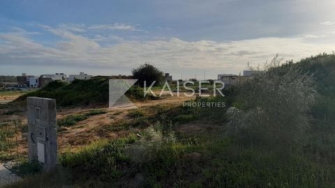 Plot with 937 sqm allowing construction of a 4 bedroom villa with pool, reception or restaurant in a quiet residential location, inserted in urban development. This plot is very centrally located, just a short distance from Zoomarine park and a short...