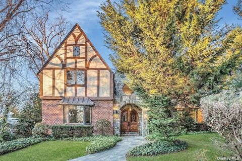 Find contemporary living in this modern, charming & spacious Tudor with many pleasant surprises! Nestled in a park-like property in the prestigous village of Great Neck Estates with an optimal school district, providing flexibility for north or south...