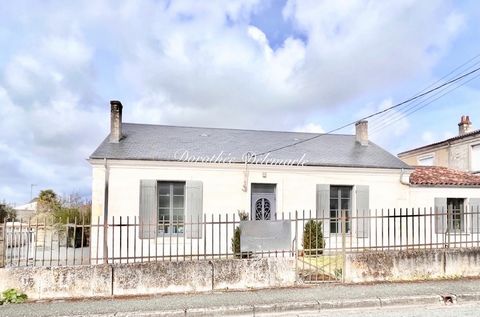 Dpt Charente Maritime (17), à vendre SAINT JEAN D'ANGELY maison de rapport 140 m²