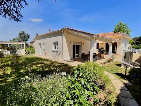 Ref. 4097 Villeneuve sur Lot, single-storey house, in perfect condition of approximately 133m2 of living space on a plot of approximately 1200m2 of enclosed garden with trees. This functional and bright house consists of a living room of 36m2 with fi...