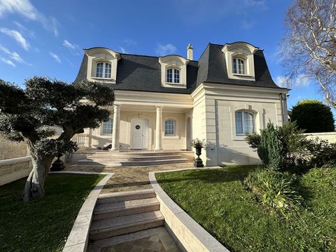 Chelles Chantereine, very beautiful mansard in dressed stone, built in 2005, 12 rooms of about 290 m2 USEFUL on land enclosed by walls of 480 m2 and comprising on the ground floor, living room of 53 m2 with fireplace on open fitted kitchen access to ...