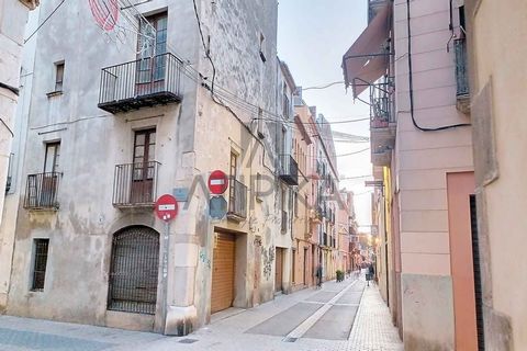 Estate for sale with a surface area of 352m2 ready for renovation, ideal for investors. It is located in a commercial area of Vilanova i la Geltrú, province of Barcelona, in a quiet and well-connected area, very close to the bus stop and train statio...