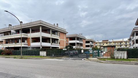 Monterotondo Scalo - via Salaria - we offer for sale a bright 90m2 apartment with balcony and parking space. The house is located on the first floor of a building and internally consists of a comfortable entrance, a living room with kitchenette, two ...