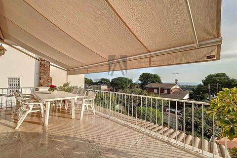 House for sale with sea views of 167m2, located in a very quiet and pleasant area in Montemar, Castelldefels. The property is divided into three floors and a garage at street level. On the ground floor, there is an outdoor garden area and a spacious ...