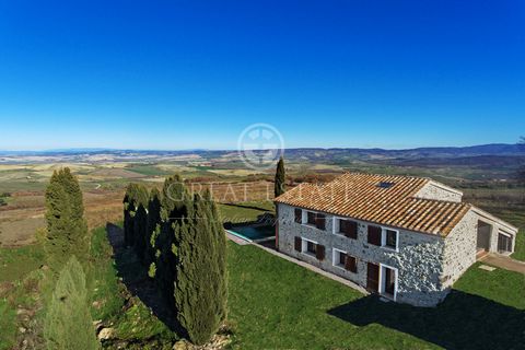This beautiful property is located in a dominant and panoramic position over the Val d'Orcia, near Campiglia d'Orcia. It consists of a farmhouse on two levels in the final stage of renovation, an annexe used as a technical room and a 14x4 carport abo...