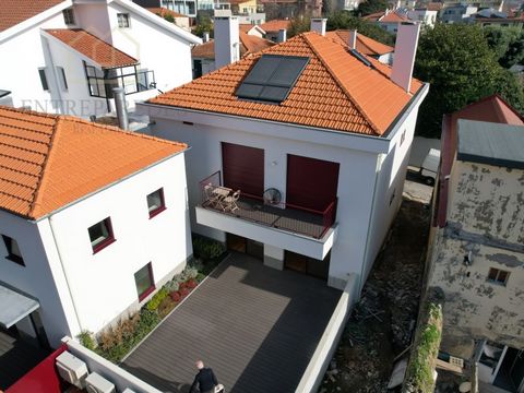 Excellent 2 bedroom flat with terrace of 53m2 in the heart of Foz Velha, Porto, in a new building, to buy with 2 parking spaces. Well located between the river and the sea, you can enjoy long walks combined with quality of life. 300m from the Douro R...