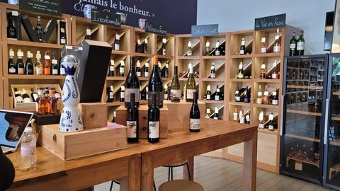 A céder, commerce Cave à vin situé dans une zone commerçante sur un axe passant de Montpellier avec stationnement facile. L'activité propose à une clientèle d'habitués et de passage une large gamme de vins et spiritueux soigneusement choisis, au sein...