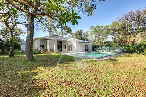 Architect house near the ocean. In Labenne Océan, ideally located between ocean and forest, this contemporary house of approximately 165 m2 is built on wooded land of approximately 1000 m2*. Built in the 1980s, it is completely renovated in 2021. Ins...