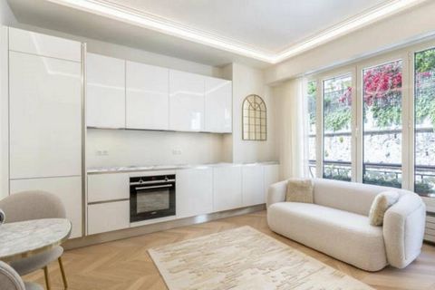 This property is located a few minutes from the Larvotto beach and the Casion gardens, in a classical building. The apartment has been completely renovated and redesigned to optimize the smallest space. Its decoration is contemporary while preserving...