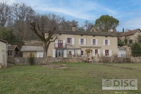 This large house is located a few minutes from the village of Caylus, in a hamlet. It is made up of a two-bedroom house as well as a completely independent apartment with two bedrooms. In addition there is a workshop, a garage, barn and barbecue area...