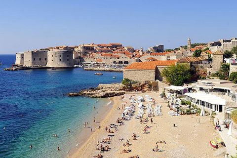 Het Sea Breeze-appartement nabij Dubrovnik heeft 2 slaapkamers en is volledig nieuw gebouwd. Het is een perfecte match voor gezinnen of vrienden die samen reizen. Het appartement is gevestigd in de Lapad-baai. Je bevindt je op 2 minuten lopen van de ...
