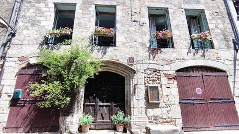 12140 - Entraygues sur Truyère. Sixteenth century stone house with its listed portal, in the heart of the medieval village. This historic building was largely renovated in 2008 for use as a main house and bed and breakfast. From the pebbled inner cou...