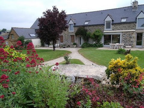 HENANBIHEN located 20 minutes from Saint Jacut de la mer and 20 minutes from Pleneuf Val André with an array of 30 magnificent beaches nearby. Beautiful quiet countryside environment, renovated farmhouse comprising: Entrance hall, living room with fi...