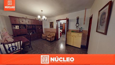 SPACIOUS GROUND FLOOR APARTMENT IN THE CENTRE OF ALMANSA. This spacious ground floor, located in the centre of Almansa, offers a careful layout and various amenities, providing a versatile and comfortable home. The layout of the house on its two floo...