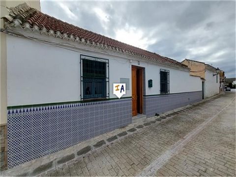 Dit 252 gebouwde herenhuis met 4 slaapkamers, klaar om te betrekken en te moderniseren, is gelegen in het rustige dorpje Tiena, dat onder het grotere dorp Moclin valt, in de provincie Granada in Andalusië, Spanje. Dit is een zeer rustig, zonnig en mo...