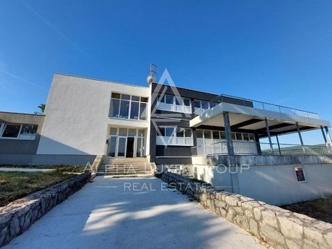 Pićan, Istria: Modern motel with 70-bed capacity, 1025 m2 In the heart of Istria, nestled in the quaint town of Pićan, known for its centuries-old history and cultural significance, lies a newly renovated motel. Pićan, perched on a hill, offers stunn...