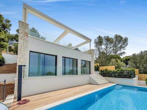 Welcome to Portals! With a generous constructed area of 351 square meters and a low-maintenance plot of 680 square meters, this villa offers the perfect retreat for discerning buyers. This stunning property boasts 5 spacious bedrooms and 5 luxurious ...