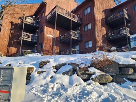 Great Location For Skiers! Walking Distance to Slopes. Beautiful Lower Level Condo With Hardwood Floors & Many Upgrades There is a deck on each level for outside entertaining. Come see this beautiful mountain vacation getaway home. Enjoy golfing at t...