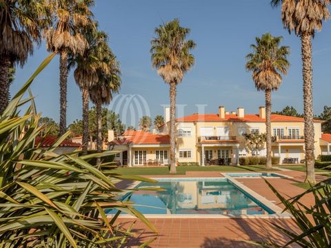 Villa met 3 slaapkamers en een bruto bouwoppervlakte van 181 m², gelegen in het resort Praia D'el Rey, met zwembad, in Amoreira, Óbidos. De villa is verdeeld over twee verdiepingen. Op de begane grond heeft het een hal, drie slaapkamers, allemaal met...
