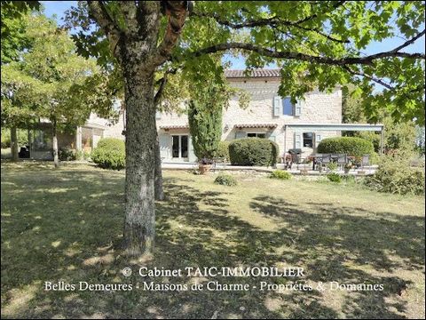 Prestigious property with comfortable annexes, swimming pool, park, woods, truffle field, ... Exceptional offer out of sight. Luxurious property arranged around its central courtyard constituting a charming patio. THE MAIN HOUSE of approximately 220m...