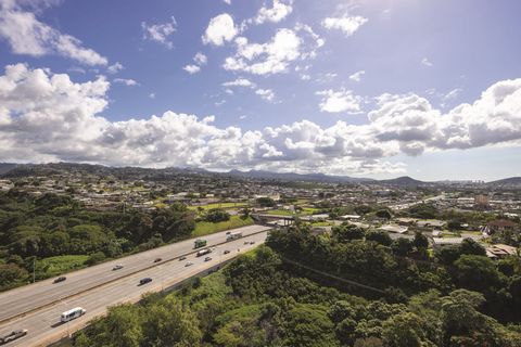 This spacious top-floor, one-bedroom unit at Pearl 1 offers stunning views overlooking Pearl Country Club and all the way to Diamond Head. The extra large bedroom features a large 3-door closet, while the bathroom boasts dual sinks. The unit also inc...