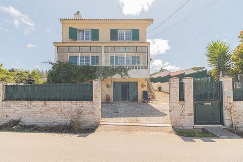 Detached 5 bedroom villa, in a quiet and quiet area, in the locality of Pexiligals. Don't miss this opportunity to get to know this fantastic House with 3 floors. RC compound with a large garage, a WC, a storage and a pantry with fireplace. 1st floor...