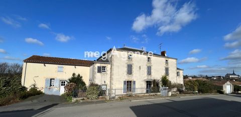 Real estate complex of character, dating from the 19th century, located in a dynamic town 15 minutes from La Roche sur Yon. This property is ideal for carrying out an authentic project. The interior layout of the main house (300m2) offers numerous de...