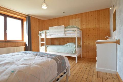 Ideal para una familia numerosa con niños, esta casa de vacaciones tiene 4 dormitorios y puede alojar a 14 personas, ubicada en la localidad de Malmedy, el lugar cuenta con una sala de recreación y una sauna. Situada en las alturas de Malmedy, cerca ...