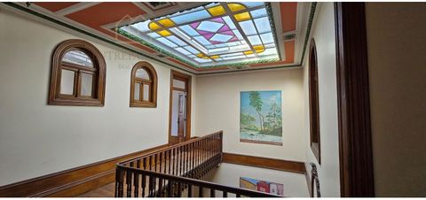 Majestic building / villa in a privileged location in the centre of Porto, to buy and recover. This building from the beginning of the twentieth century has fantastic architectural details, Art Nouveau style. A unique and perfect work for the realisa...