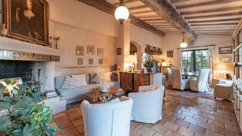Authentic Provencal mas built by architect Svetchine, set in the hills of Nice, facing south in a beautiful garden planted with Mediterranean trees. Just 30 minutes from Nice and its international airport and only 1h30 from the ski resorts, it offers...